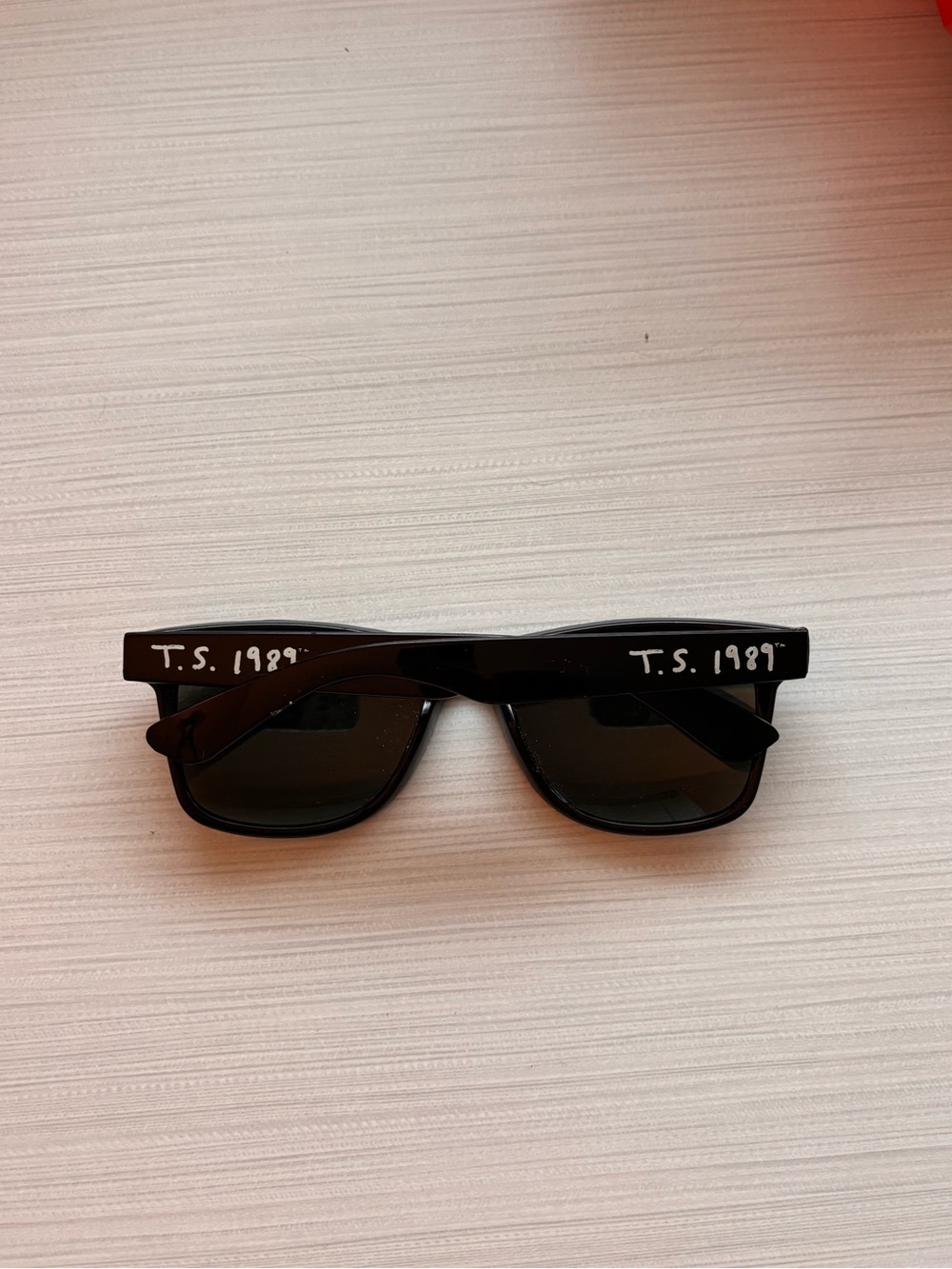 Rare TAYLOR SWIFT "1989 WORLD TOUR" VIP BLACK SUNGLASSES